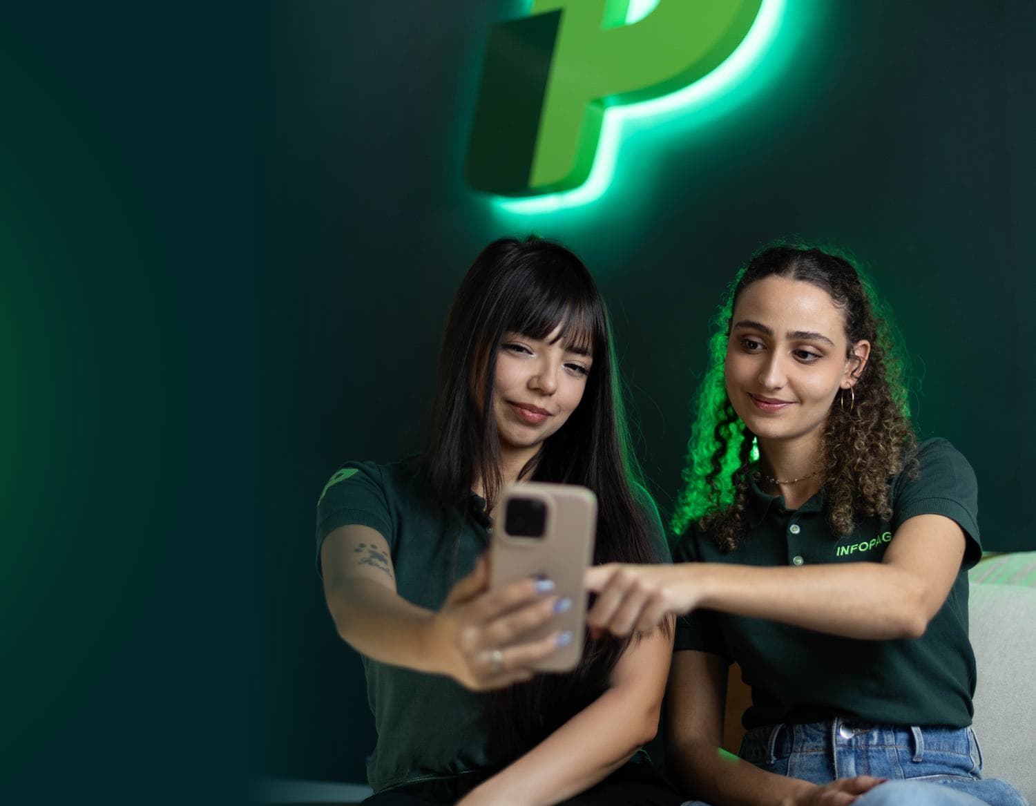 Time da Infopago acompanhando a operação pelo aplicativo